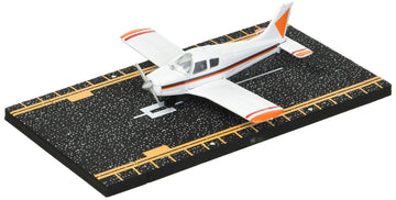 Hot Wings Planes Piper Cherokee with Connectible Runway in Aviation Museums Nationwide