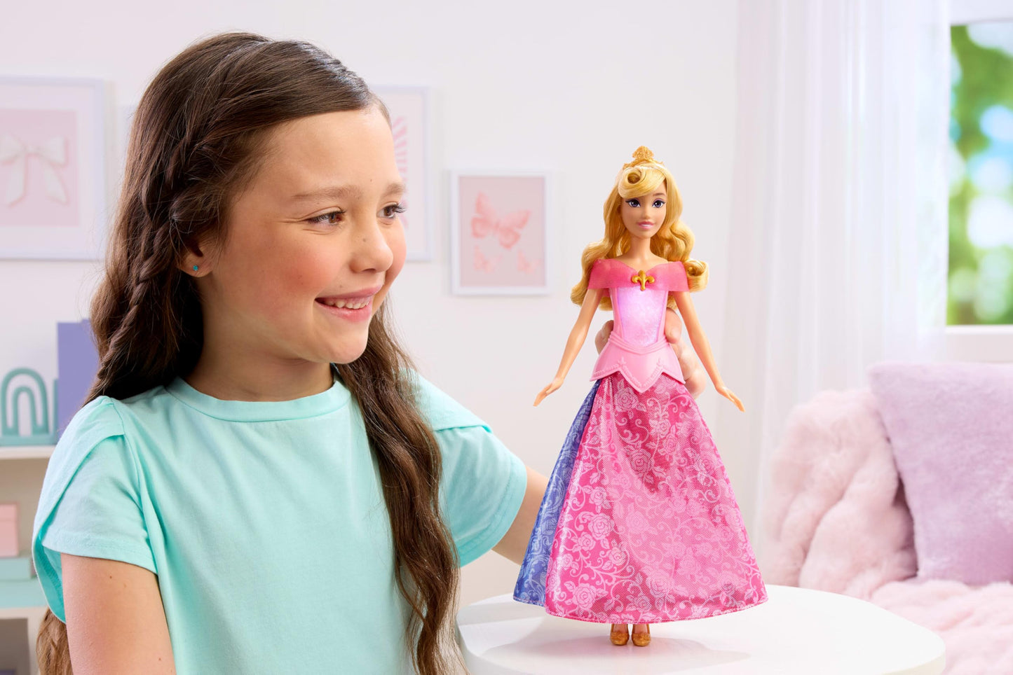 Mattel Disney Frozen Anna Ice Skating Fashion Doll & Accessories with 8 Surprises, Including Snowflake Gem Box, Ring for Child & Play Pieces