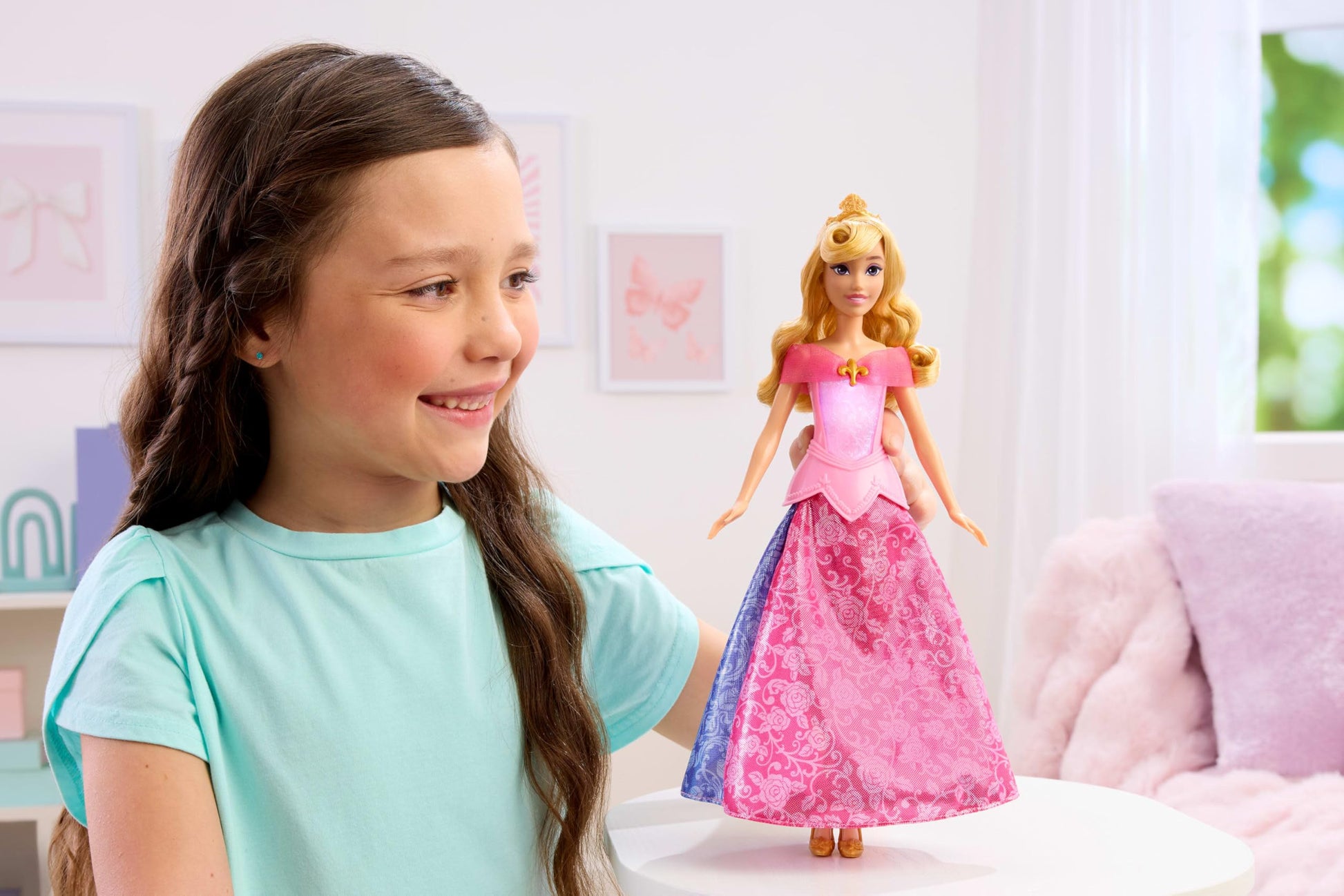 Mattel Disney Frozen Anna Ice Skating Fashion Doll & Accessories with 8 Surprises, Including Snowflake Gem Box, Ring for Child & Play Pieces
