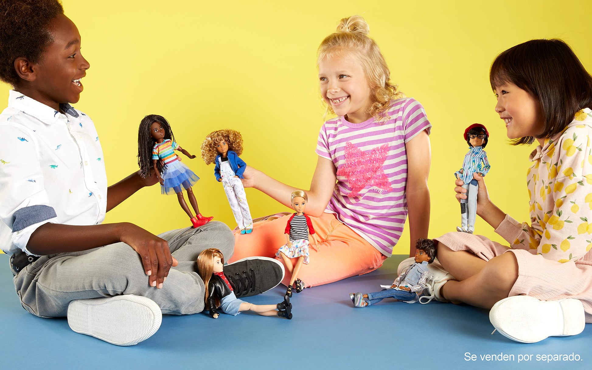 Creatable World Deluxe Character Kit DC-220 Customizable Doll with Blonde Curly Hair, 6 Pieces Doll Clothes, 3 Pairs Shoes and 2 Accessories, Creative