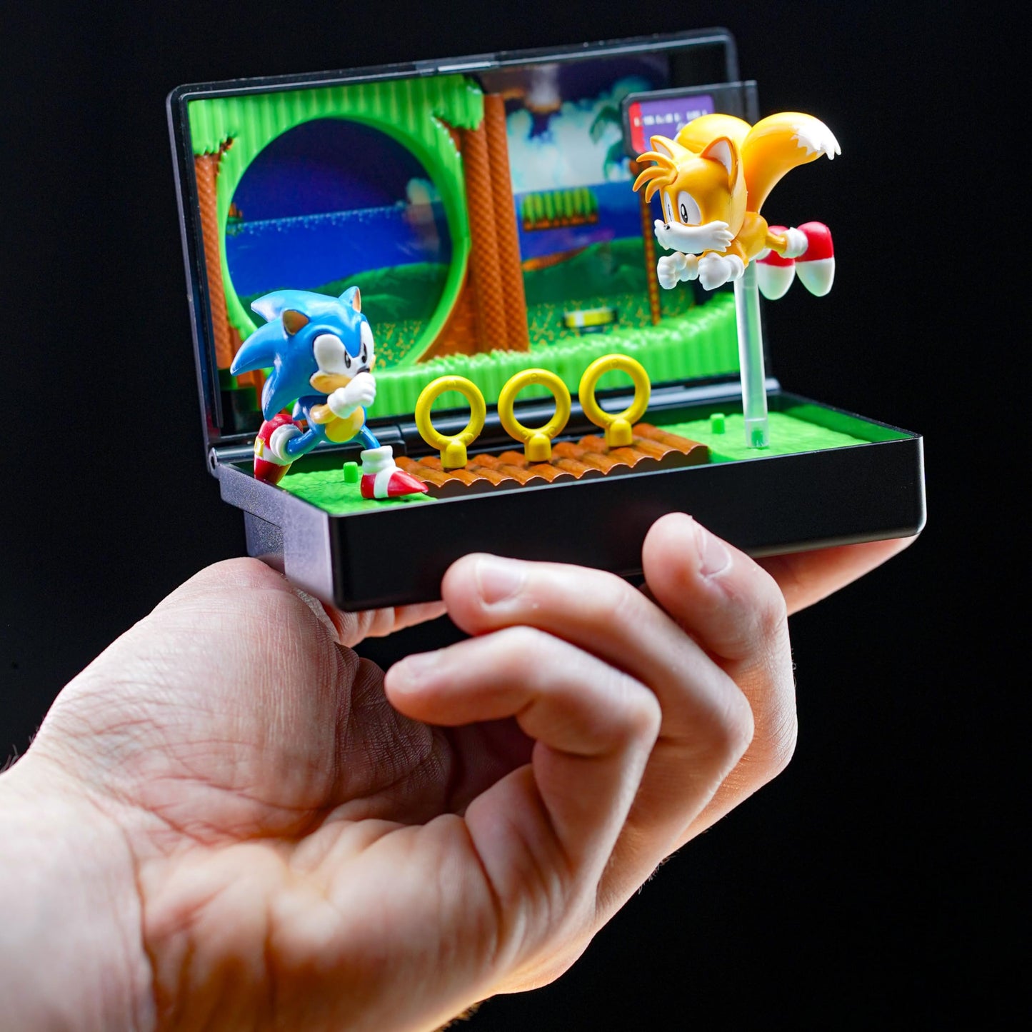 Console Heroes Sonic the Hedgehog 2 Collectible Diorama Playset - Mini Sonic & Tails Figures with Emerald Hill Zone Scene - Retro SEGA Genesis