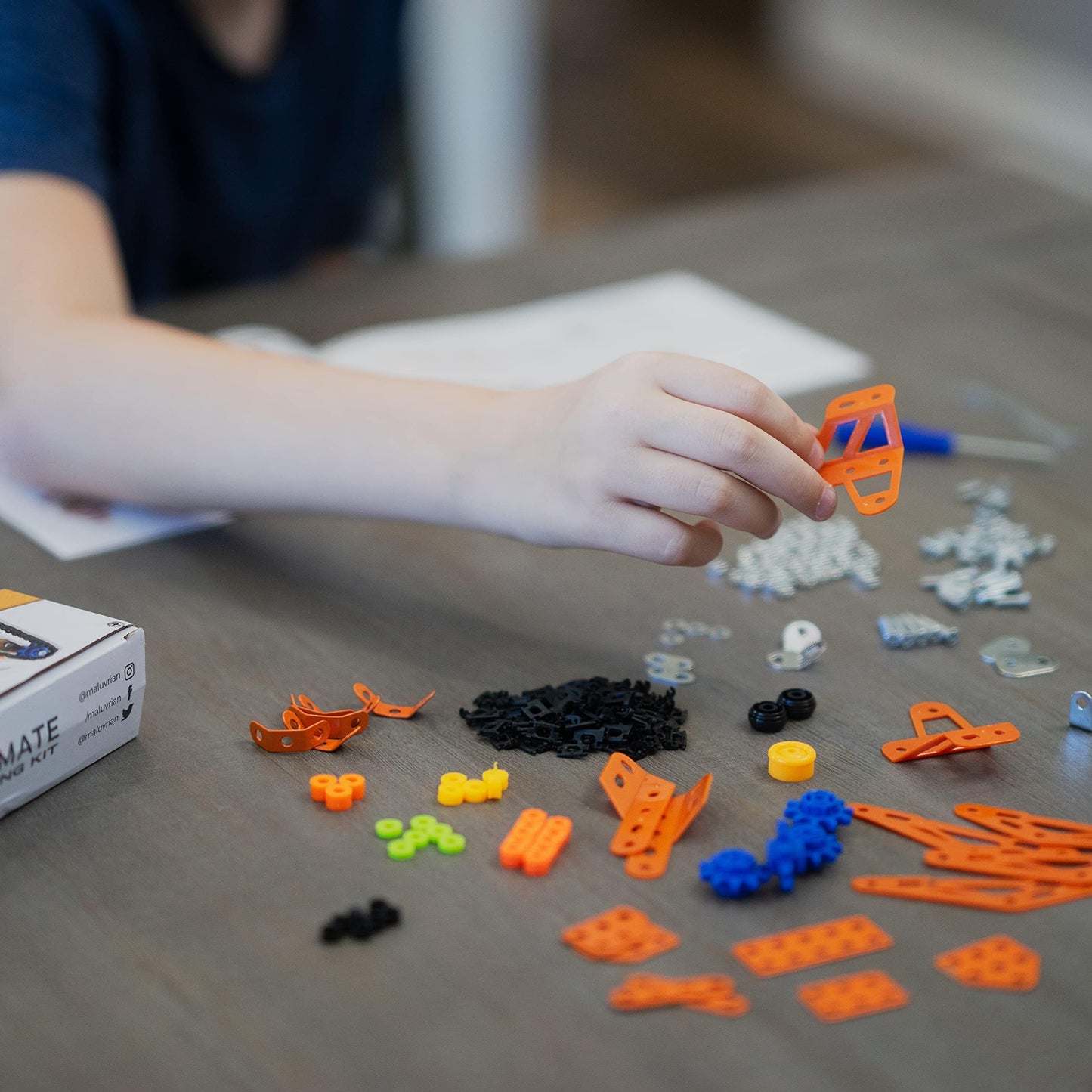 MALUVRIAN Erector Set for Boys & Girls - Metal Model Kits for Adults, Teens & Advanced Kids - Stem Toys - Build A Robot or Excavator - Educational