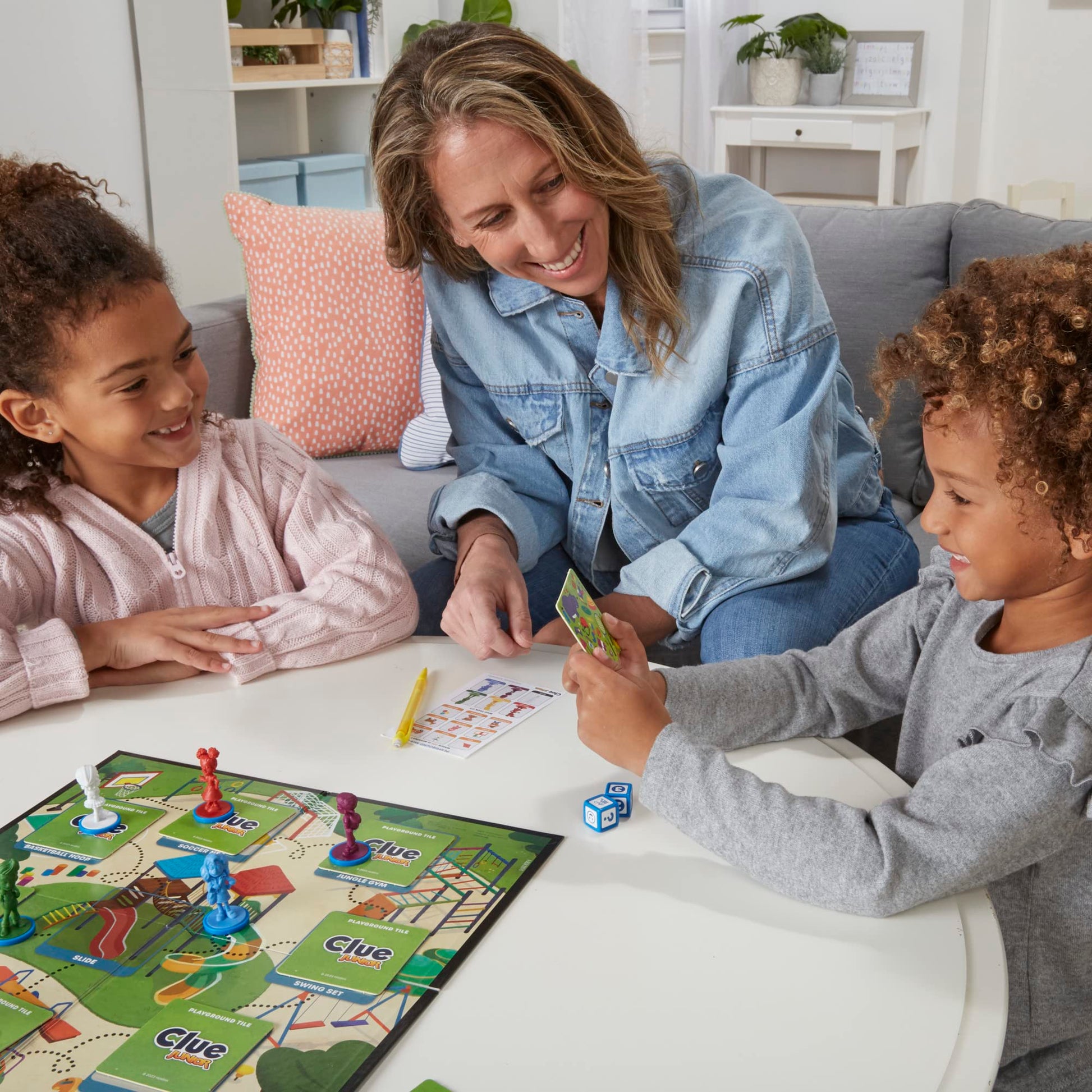 Hasbro Gaming Clue Junior Board Game | 2-Sided Gameboard, 2 Games in 1 | 2 to 6 Players | Mystery Games for Kids | Back to School Gifts | Classroom