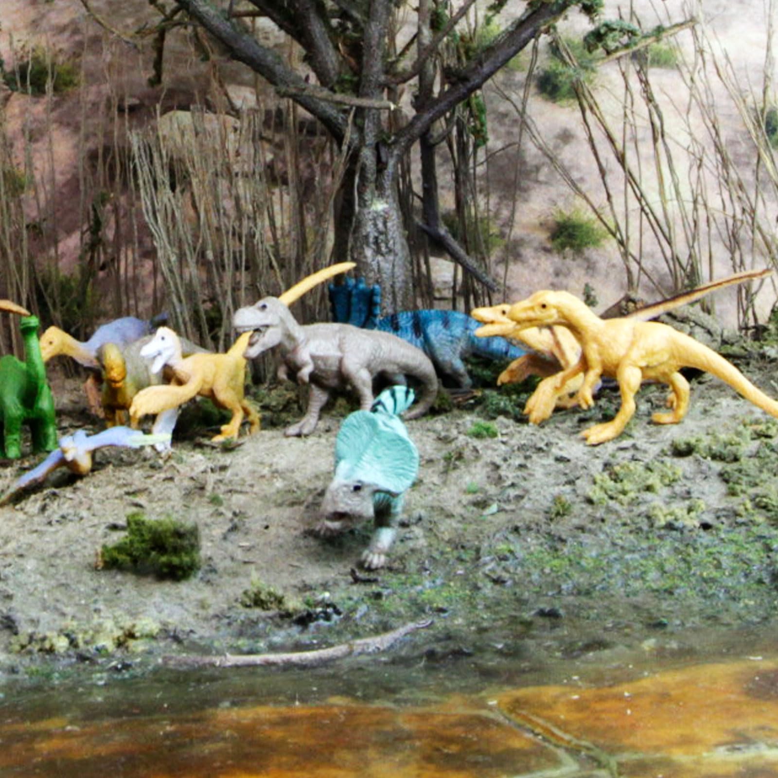 Safari Ltd. Feathered Dinosaurs TOOB - Figurines of T-Rex, Velociraptor, Microraptor & More - Fun Educational Play Toy for Boys, Girls & Kids Ages 3+