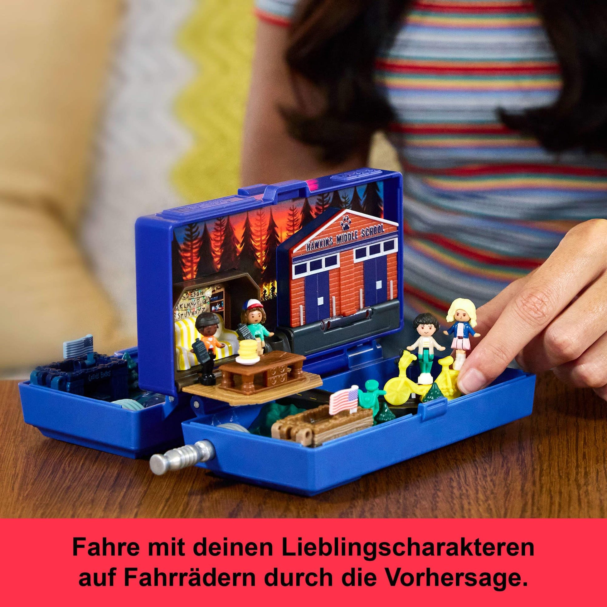 Polly Pocket Collector Playset, Stranger Things Compact with 6 Special Edition Character Dolls and 10 Accessories