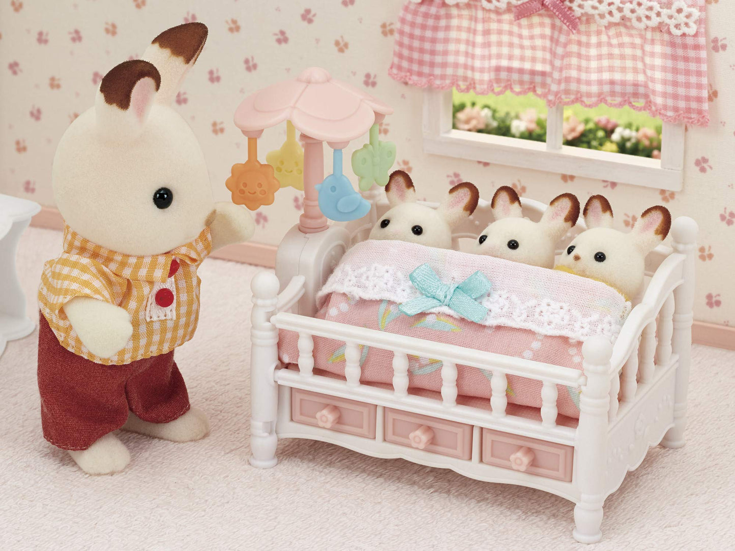 Calico Critters - Crib with Mobile Set - Dollhouse Furniture & Accessories - Kids Pretend Play Toy, Miniature Dollhouse Furniture & Accessories, Ages