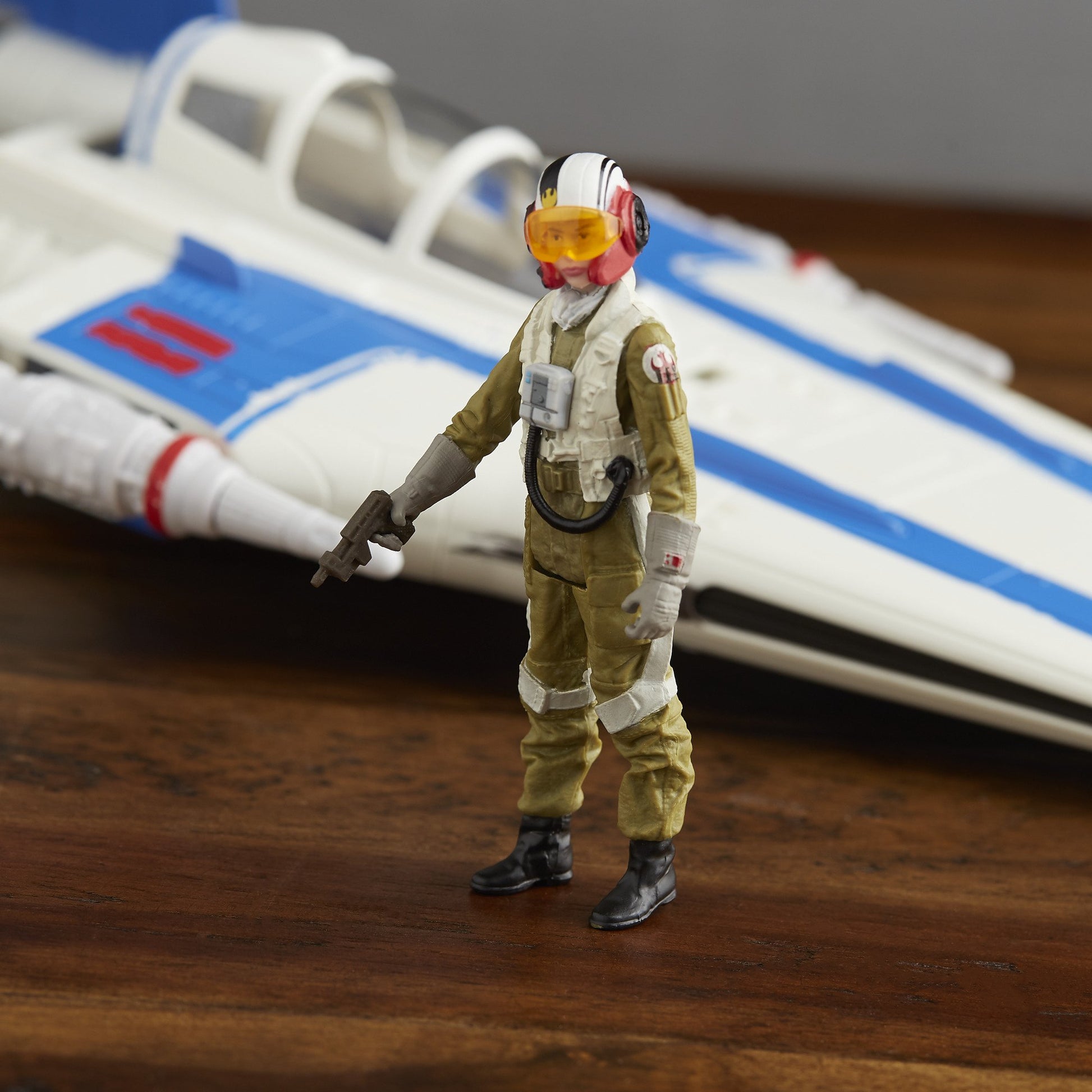 STAR WARS Force Resistance A-Wing Fighter and Resistance Pilot Tallie Figure