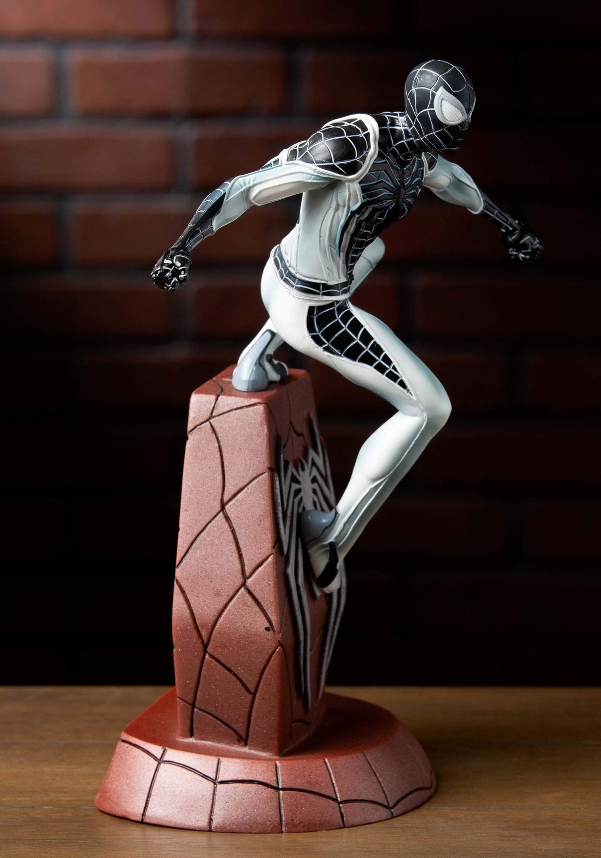 Diamond Select Toys Marvel Gallery: Spider-Man (PlayStation 4 Negative Suit Version) PVC Figure, Multicolor