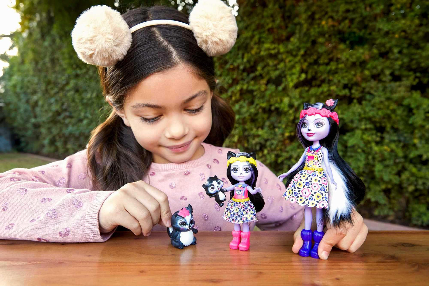 Mattel Enchantimals Family Set with 2 Sister Small Dolls & 2 Animal Figures, Sage (6-inch) & Sabella (4-inch) Skunk Dolls in Removable Skirts &
