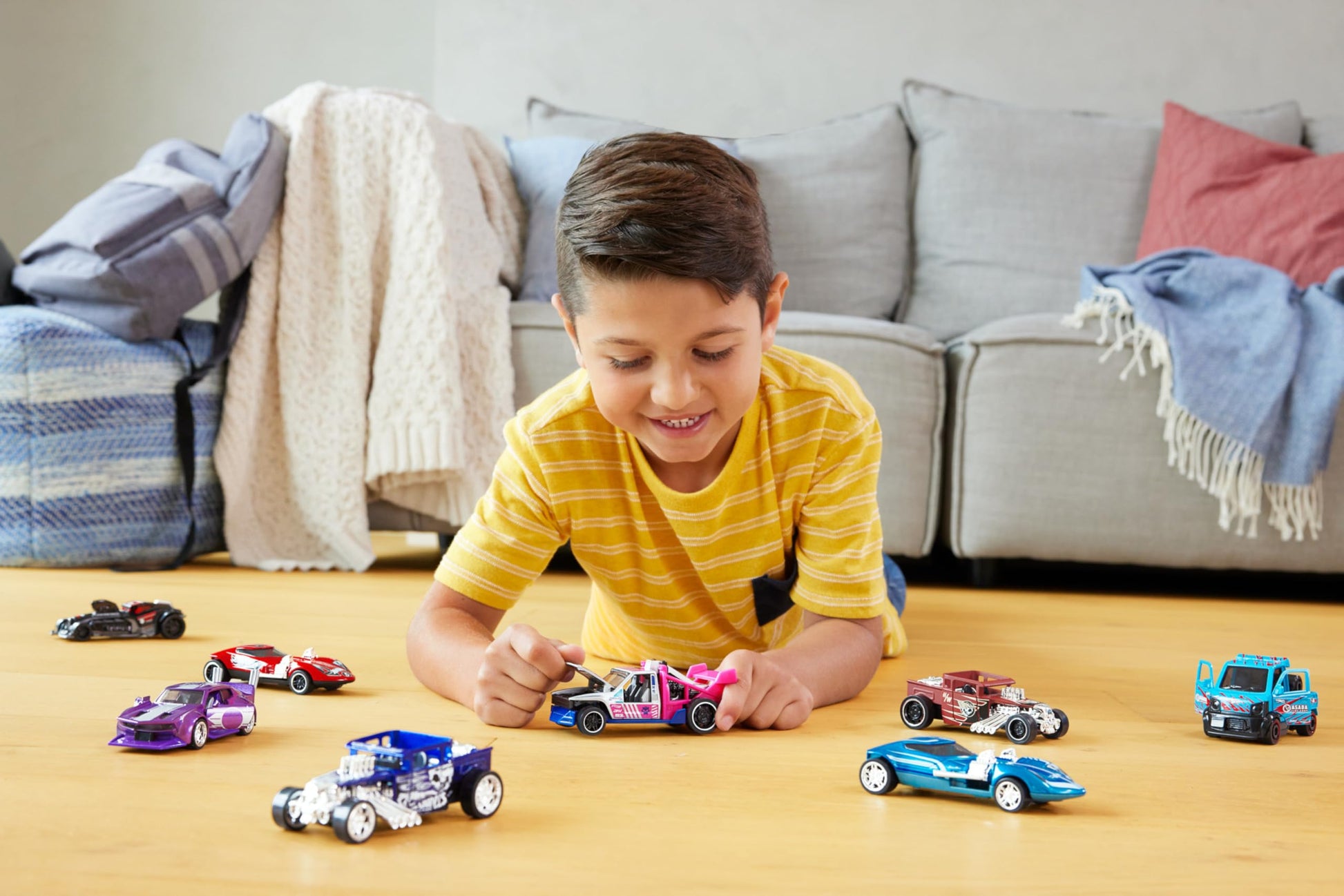 Hot Wheels Pull-Back Speeders Set of 2 Toy Cars in 1:43 Scale, Pull Cars Backward & Release, High-Performance, Collectible, with Rolomatic Engine or