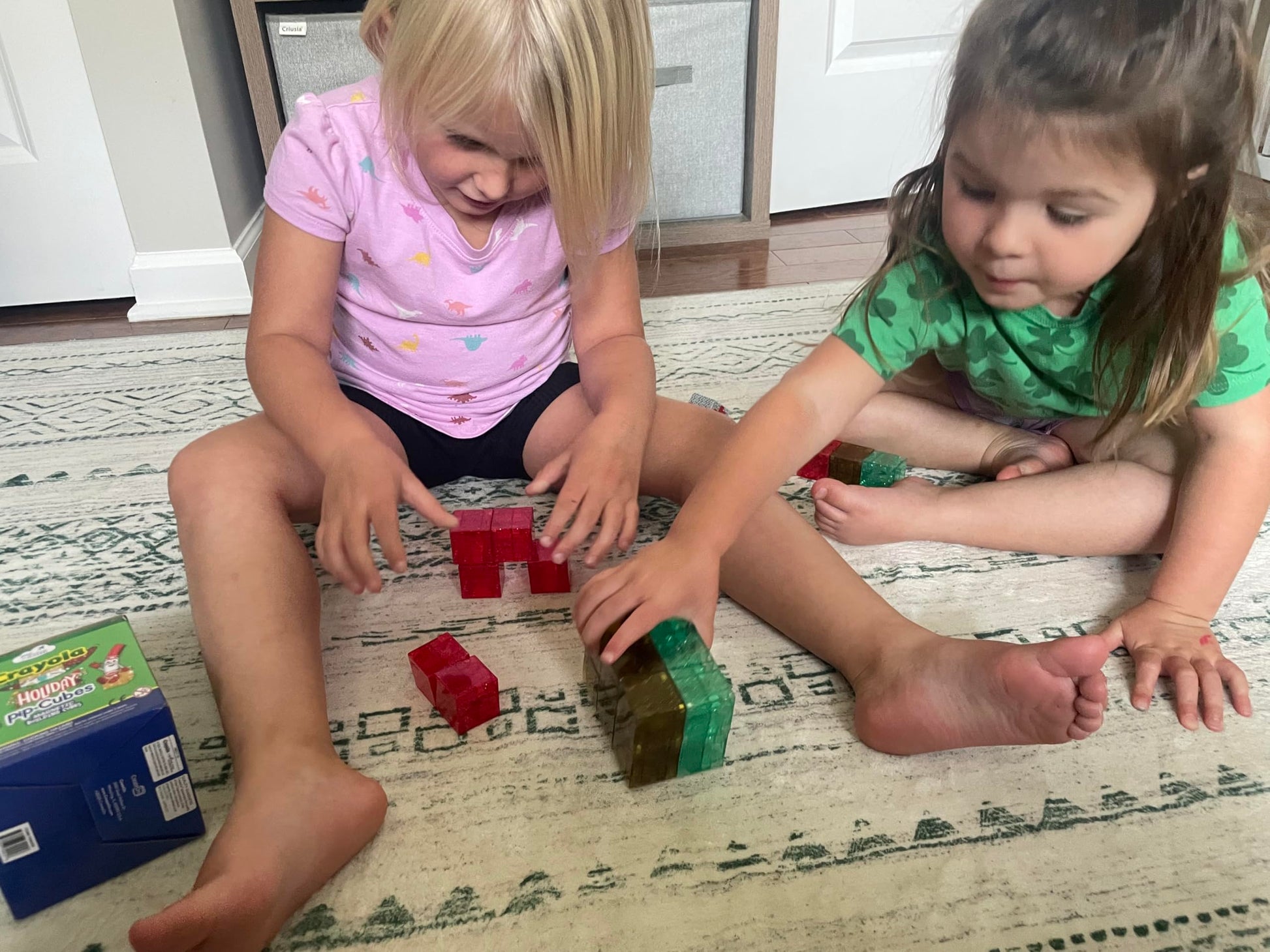 Crayola Holiday Magnetic PIP Cubes, Mini Magnetic Blocks Playset, STEM & Montessori Building & Educational Toys for Kids, Travel Toys for Boys