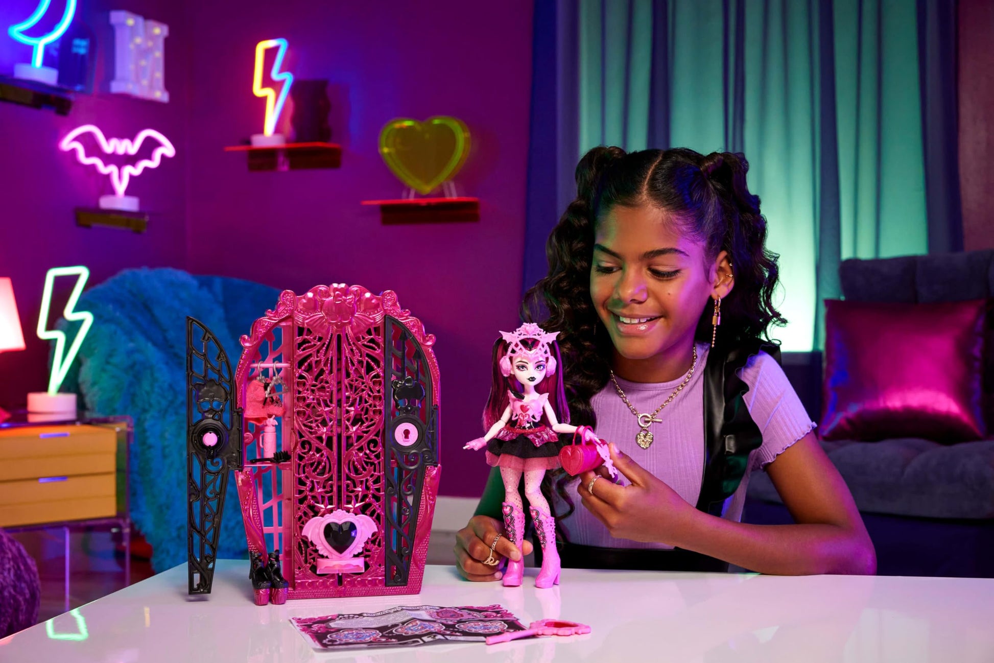 Monster High Skulltimate Secrets Doll & Accessories Set, Monster Mysteries Draculaura with Dress-Up Closet & 19+ Surprises Including Clothes