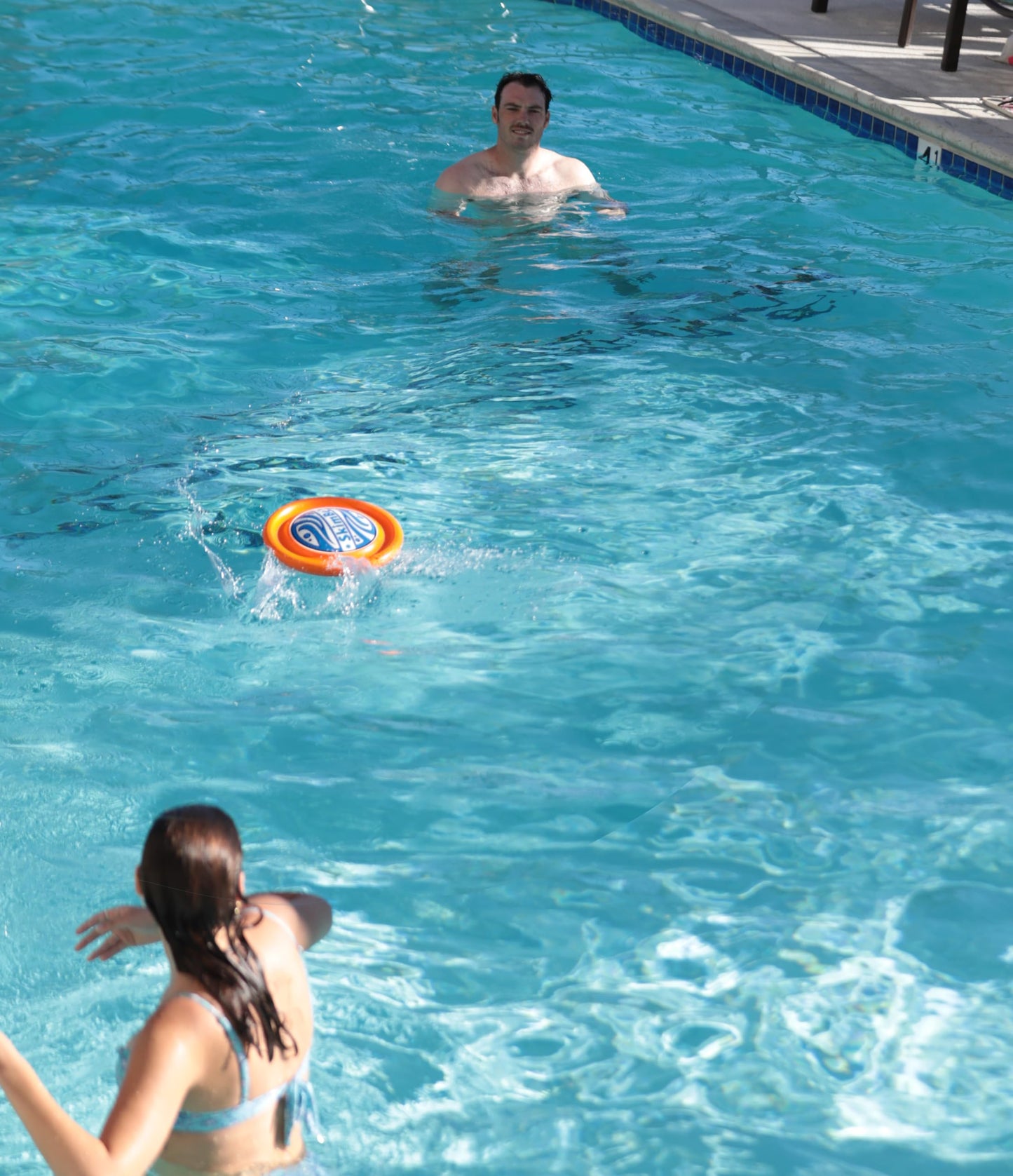 SkimBe® Disc Toy - Skimming Disc for Pool, Beach & Summer Games - Water Skimming Toy for Kids & Adults - Durable Floating Toy for Pool, River
