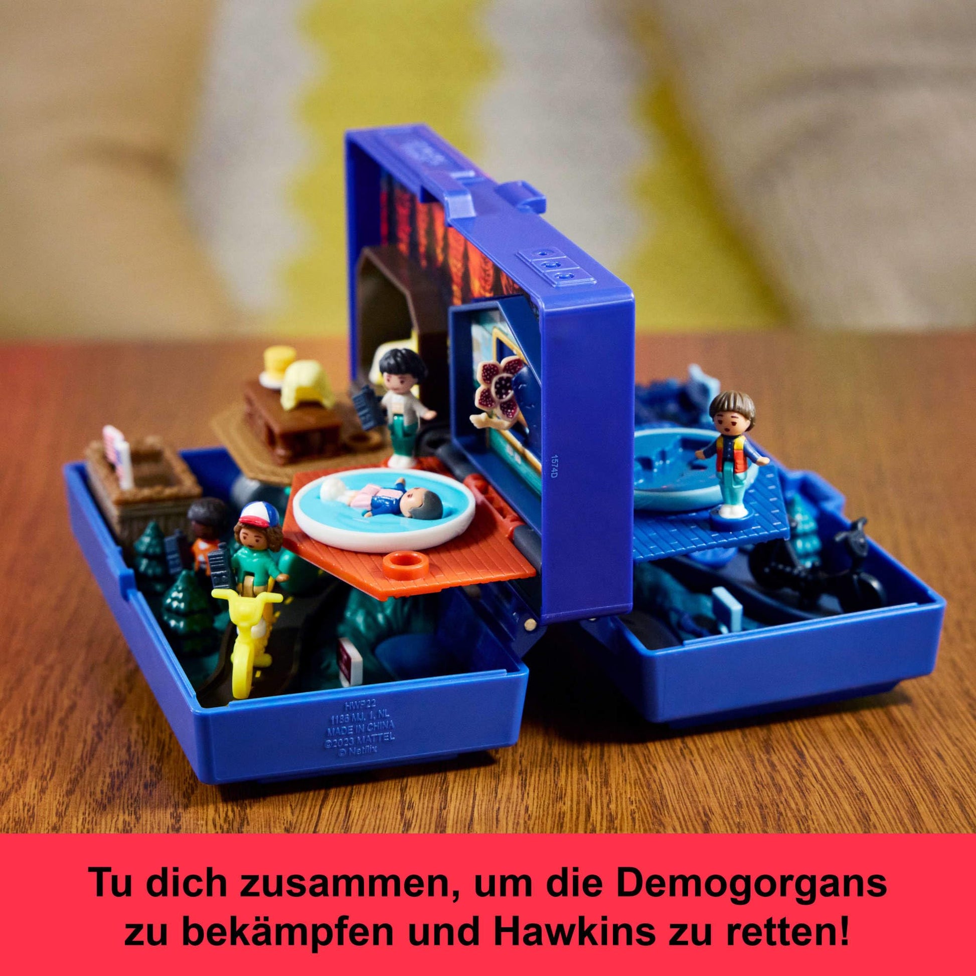 Polly Pocket Collector Playset, Stranger Things Compact with 6 Special Edition Character Dolls and 10 Accessories