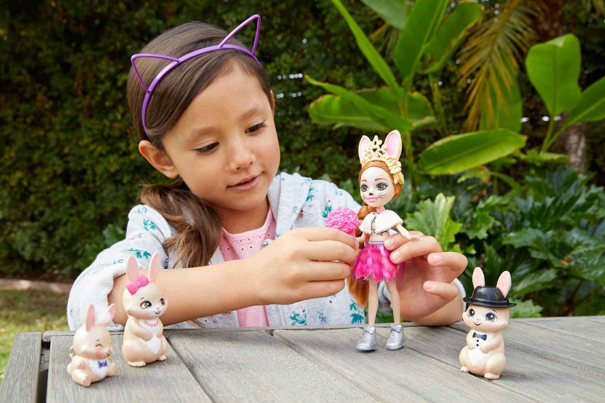 Mattel Enchantimals Royal Family Toy Playset with Brystal Bunny Small Doll, 3 Animal Sibling Figures & 4 Accessories