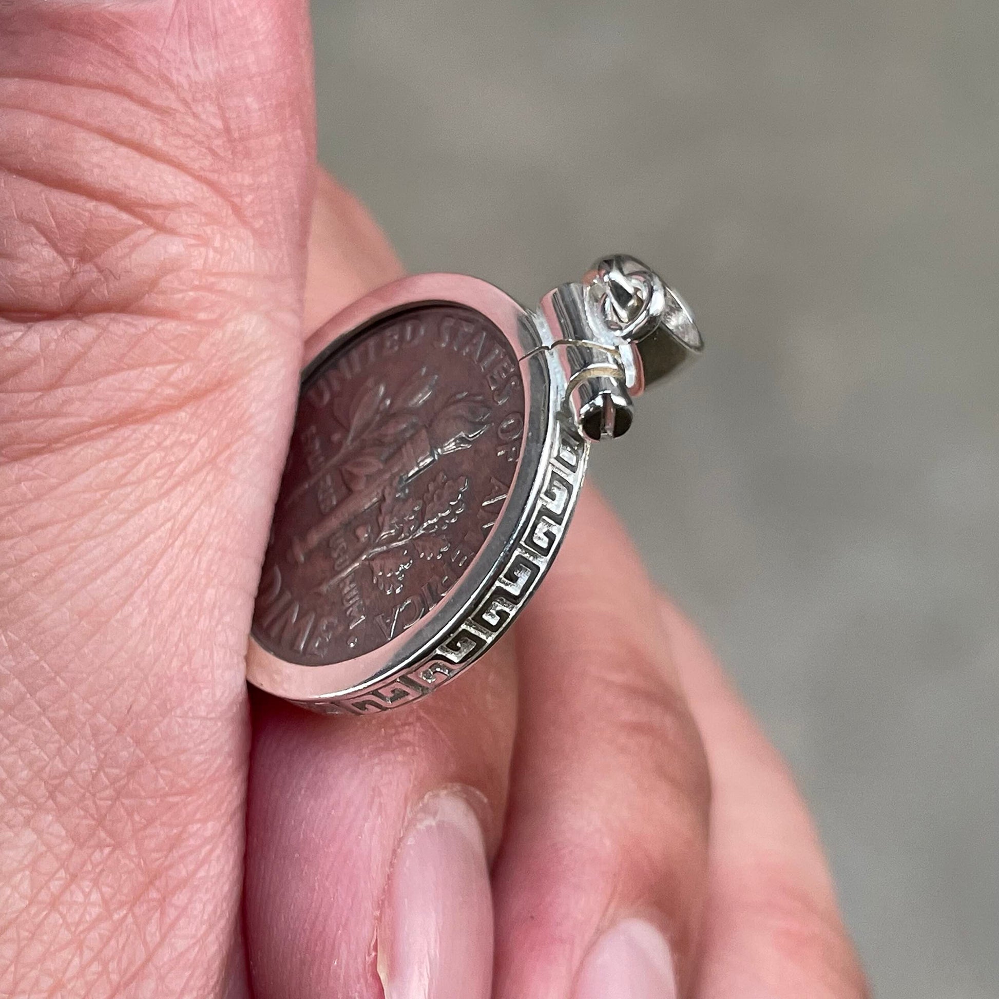 Geruibi Sterling Silver 10 Cent Border Screw Top Coin Border is suitable for 18mm diameter 1.45mm thickness, Coins Not Included