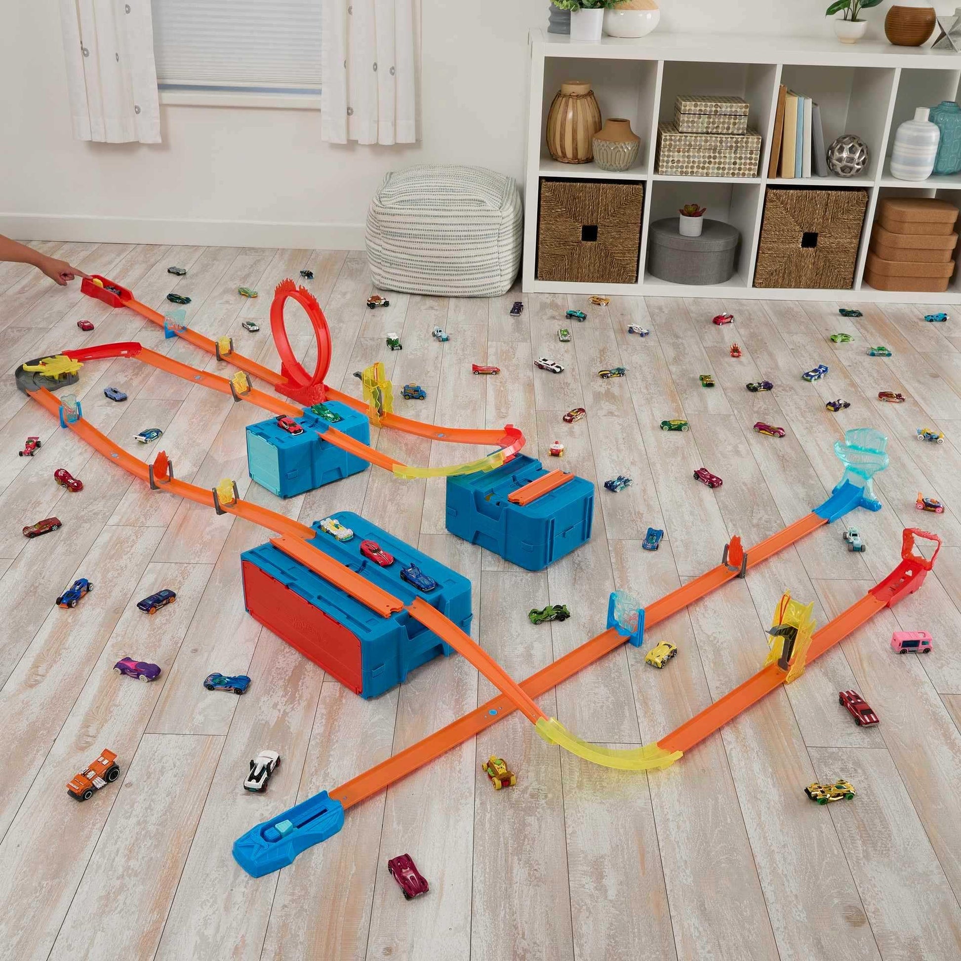Hot Wheels Toy Car Track Set, Track Builder Playset Lightning Boost Pack & 1:64 Scale Vehicle, 12 Component Parts in Modular Storage Container
