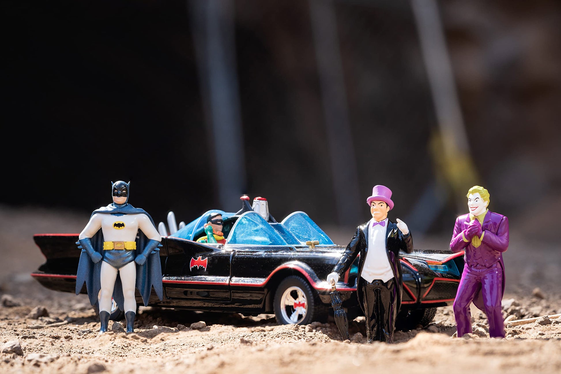 toy Cars DC Comics 1:24 Classic TV Series Batman Batmobile Die-Cast Car & 2.75" Batman, Robin, Penguin, & The Joker Figures