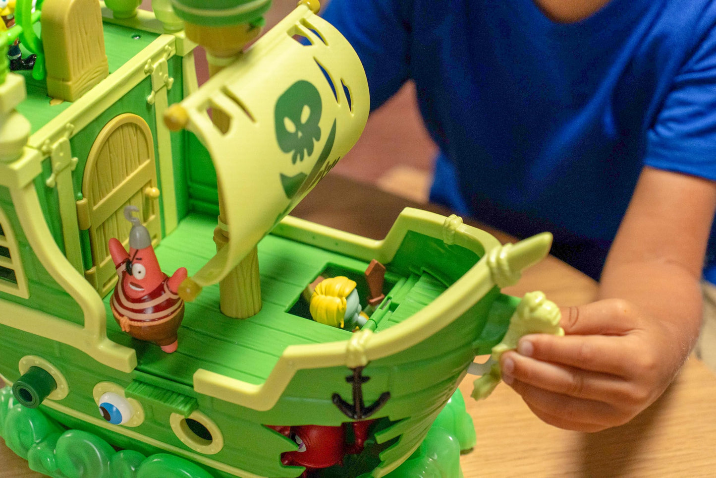 SPONGEBOB SQUAREPANTS Movie: The Search for Squarepants - The Flying Dutchman’s Ship Playset with 6 Exclusive Figures, Lights, Motion & Hidden