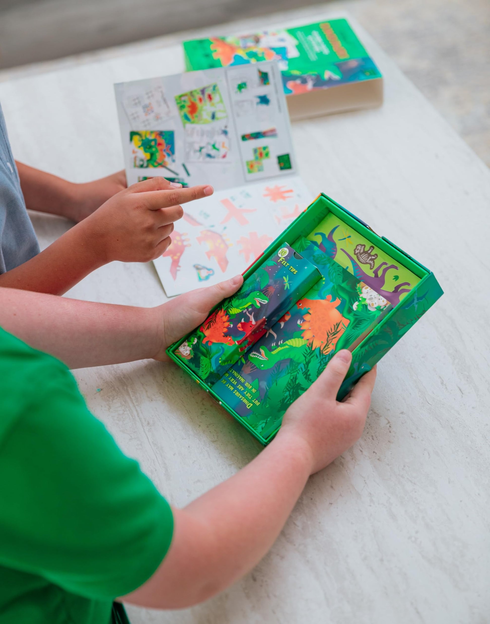 BOX CANDIY Totally Dinosaurs Dino-Tastic Activity Set with 30 Activities in Keepsake Box