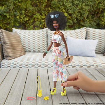 Barbie Storytelling Fashion Pack of Doll Clothes Inspired by Roxy: Matching Floral Top & Pants with 7 Accessories Dolls Including Pineapple Purse