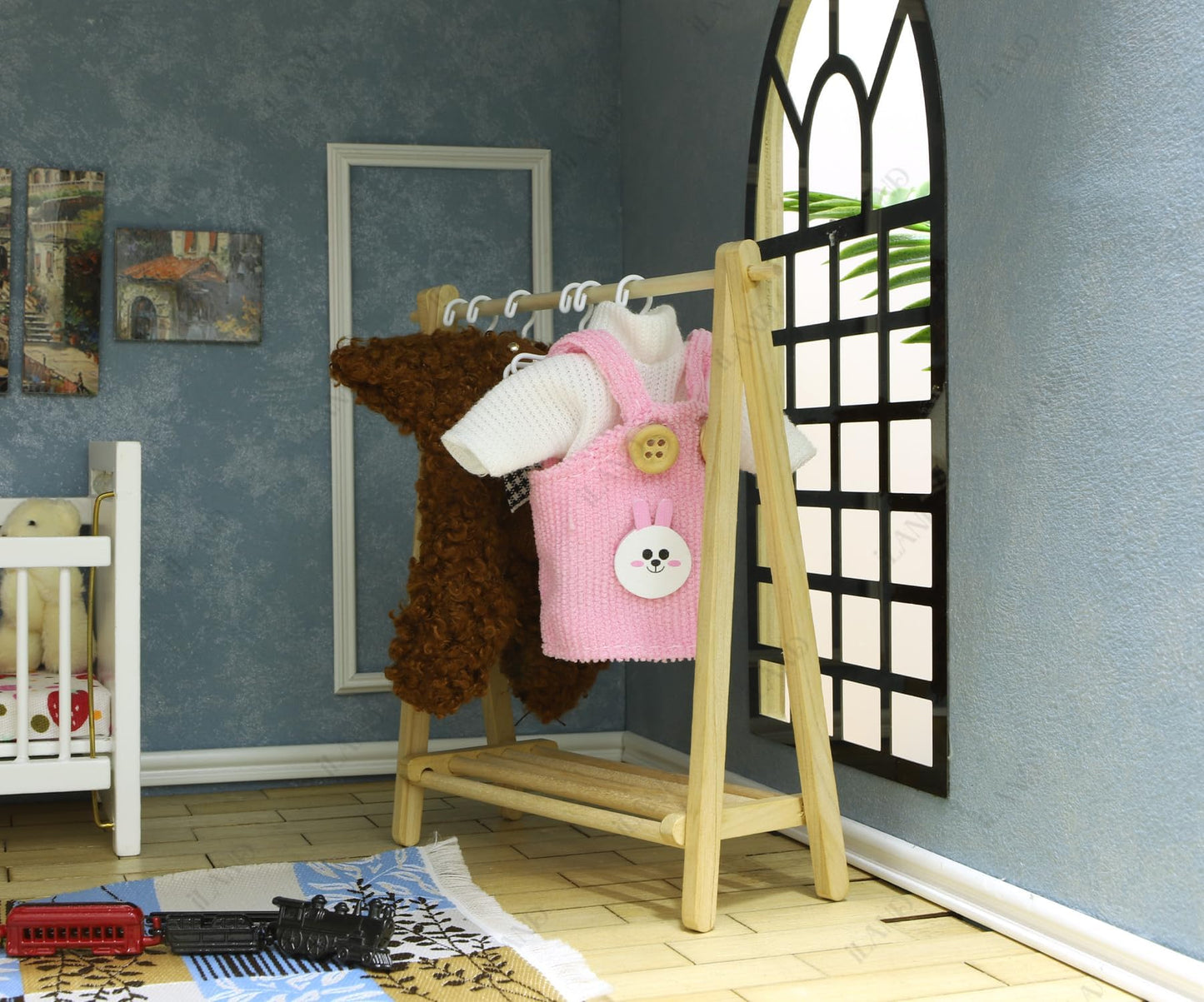 ILAND 1/12 Scale Accessories Dollhouse Miniature Rack w/ 6 Mini Hangers, Plant Hanger for Living Room, Bathroom, Bedroom (1 Foldable Rack w/ 6 Mini