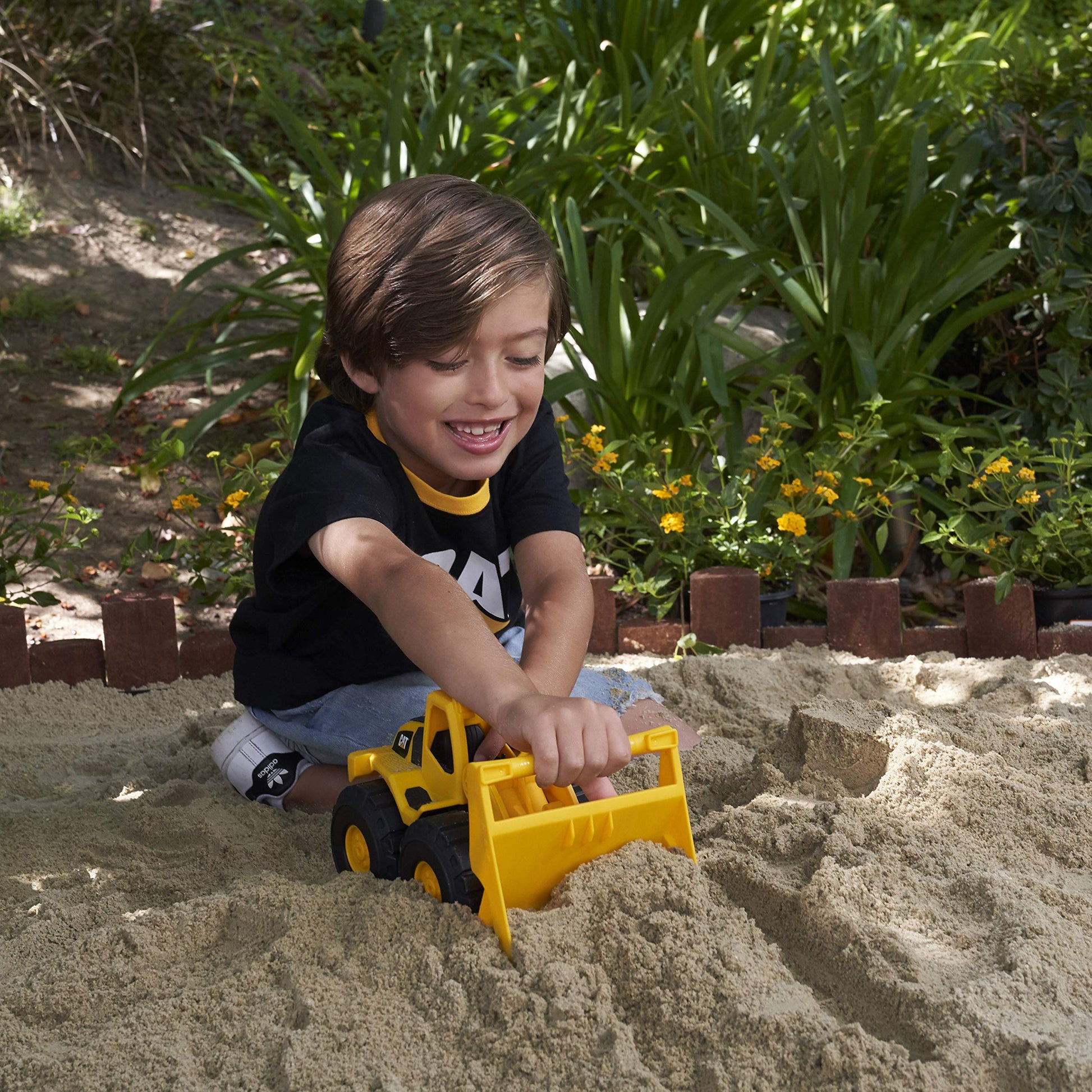 CAT Construction Toys, Construction Fleet 10" Front Loader Toy - Heavy?Duty Plastic, Working Bucket & Free?Rolling Wheels, Indoor/Outdoor Sandbox