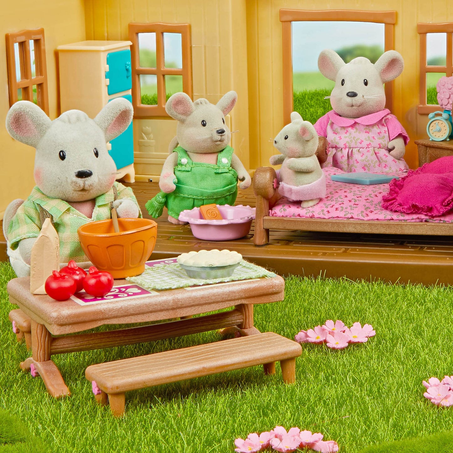 Li'l Woodzeez - Bedroom & Dining Playset with 2 Characters, Dollhouse Furniture Set, Toy Bedroom & Kitchen Playset with Animal Figurines, 3+ Years