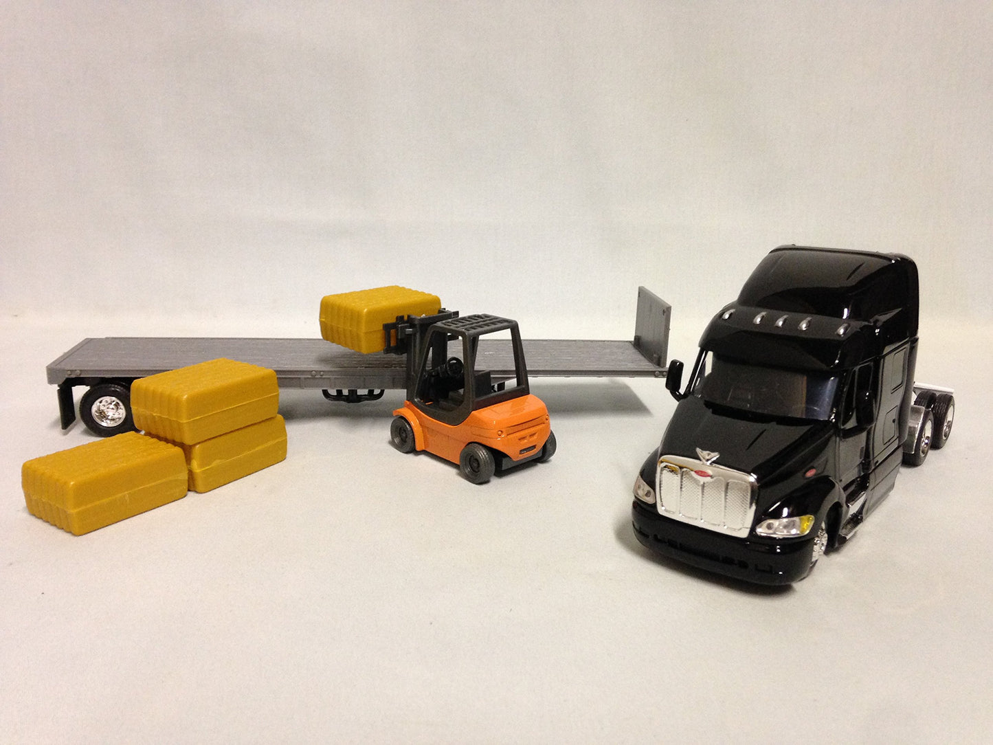 Peterbilt 387 Flatbed w/Forklift & Hay Bale Diecast 1:43 Replica,New Ray Toy SS-15123J