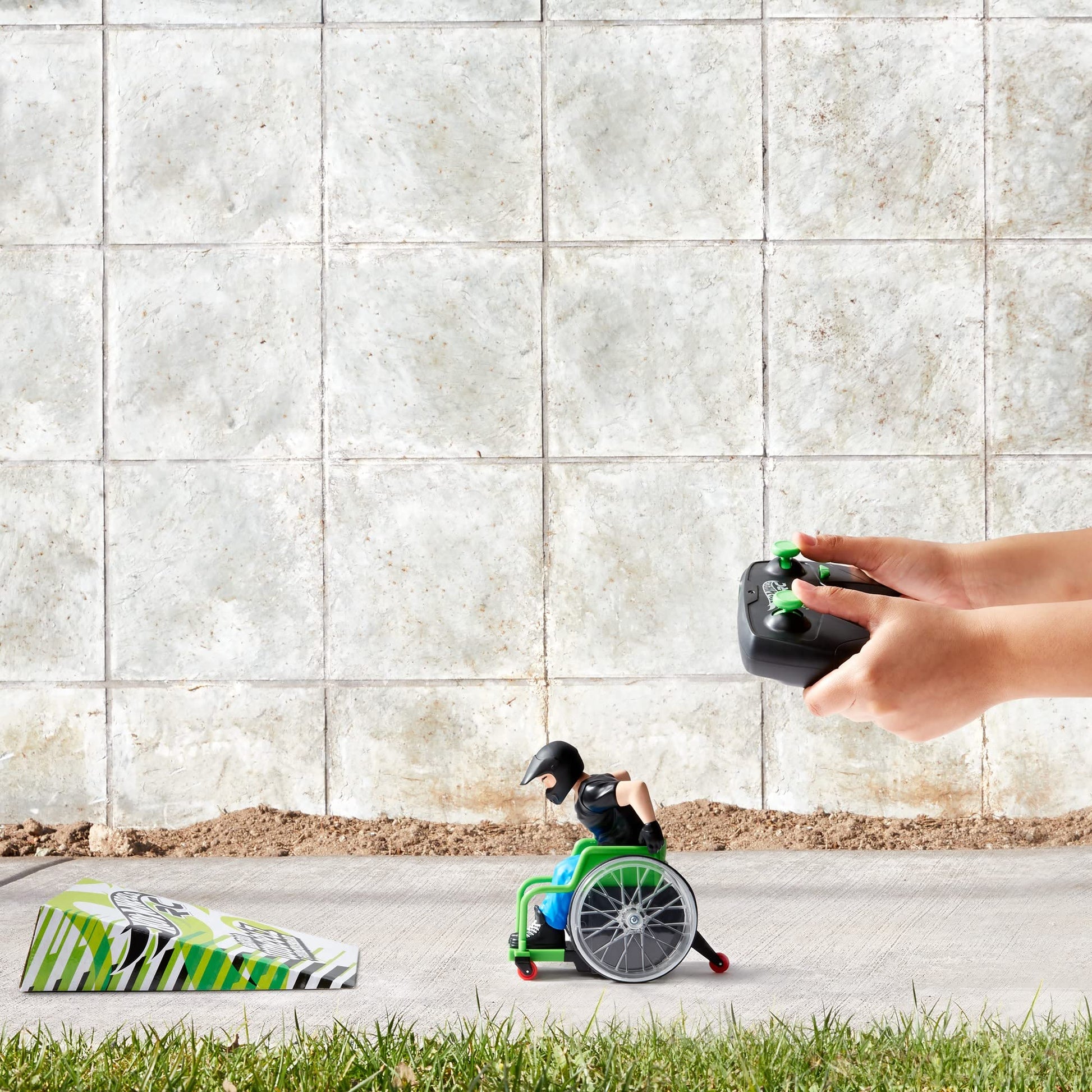 Hot Wheels RC Aaron Wheelz Wheelie Chair, Remote-Control Wheelchair with Motocross Aaron "Wheelz" Fotheringham Figure