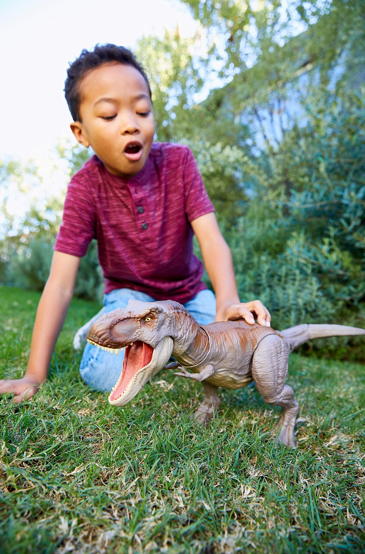 Jurassic World Bite 'n Fight Tyrannosaurus Rex in Larger Size with Realistic Sculpting, Articulation and Dual-Button Activation for Tail Strike