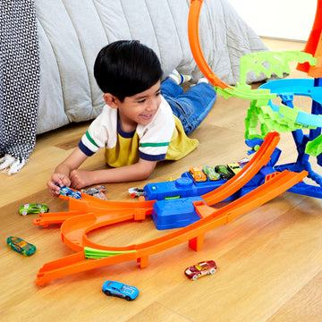Hot Wheels Stunt Track Mid-Air Crash & 1:64 Scale Die-Cast Toy Car