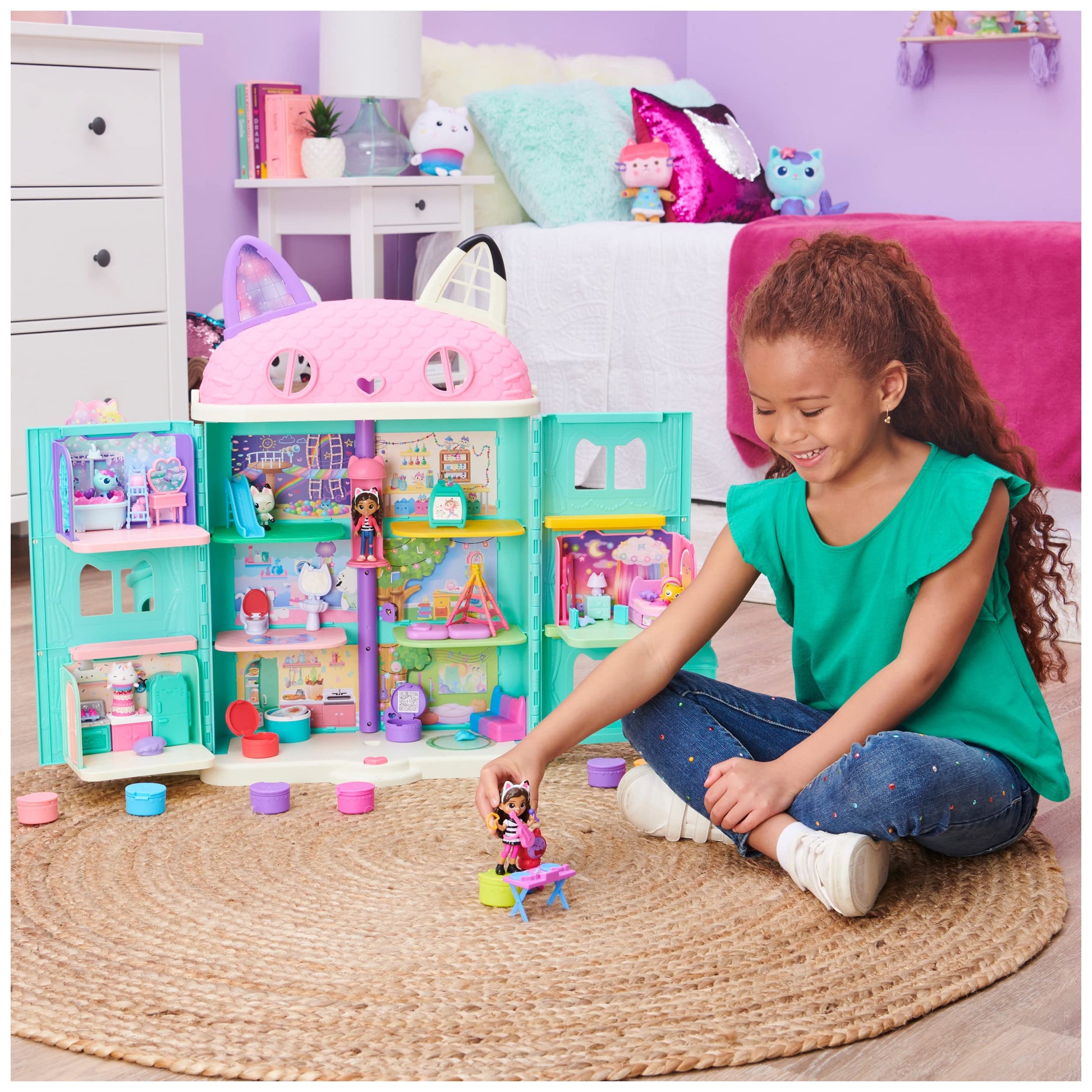 Gabby's Dollhouse 6062027-1 Gabby‘s Dollhouse, Kitty Karaoke Set mit 2 Spielzeugfiguren, 2 Zubehörteilen, Überraschungsbox und Möbelstück