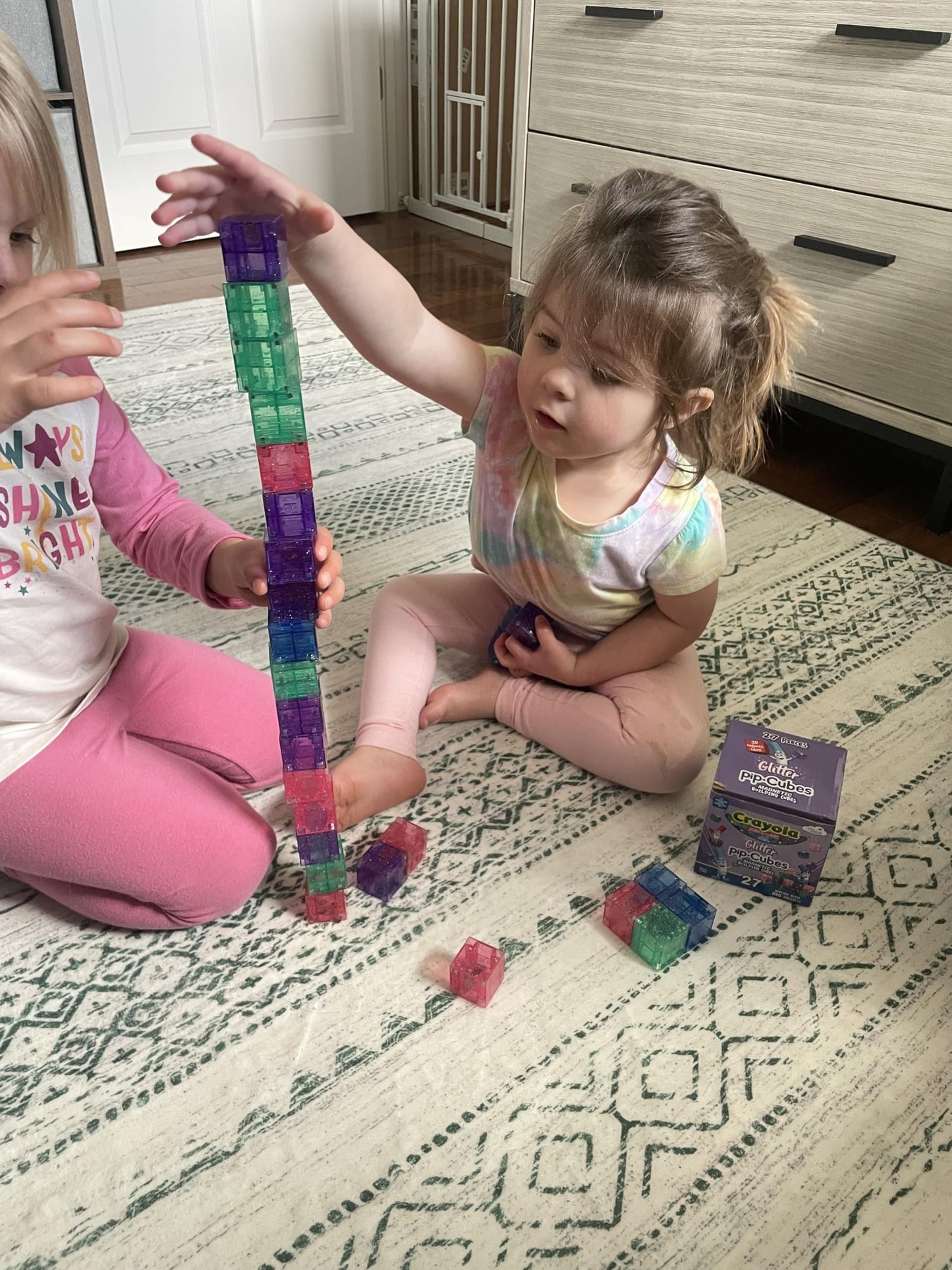 Crayola Glitter Magnetic PIP Cubes, Mini Magnetic Blocks Playset, STEM & Montessori Building & Educational Toys for Kids, Travel Toys for Boys