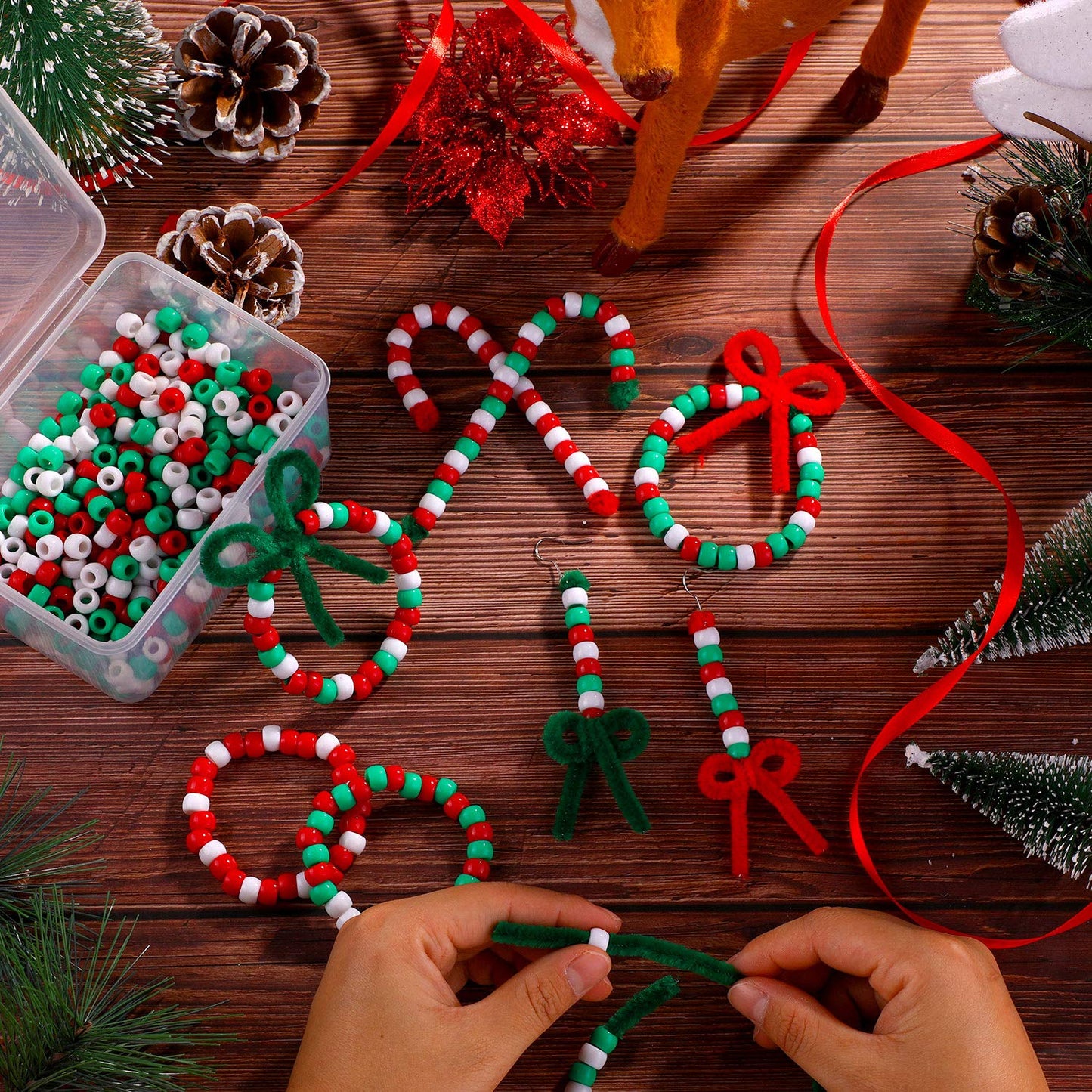 800 Pieces Christmas Pony Beads Plastic Pony Beads and 50 Pieces Christmas Pipe Cleaners Chenille Stems for Xmas Decorations DIY Crafts Jewelry Making