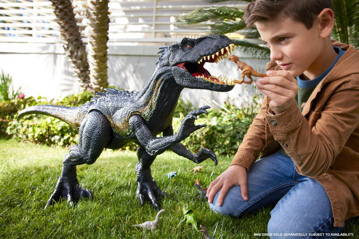 Mattel Jurassic World Fallen Kingdom Giant Dinosaur Toy, Super Colossal Indoraptor, Swallows Mini Figures, 3 Feet Long Authentic Figure