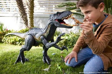 Mattel Jurassic World Fallen Kingdom Giant Dinosaur Toy, Super Colossal Indoraptor, Swallows Mini Figures, 3 Feet Long Authentic Figure