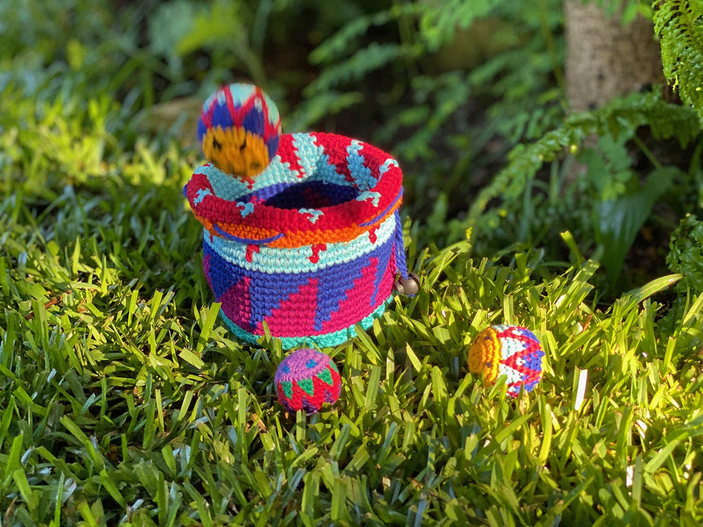 BUENA ONDA Yippi Yappa Kit - Crocheted Mini Bag Toss Game for Kids and Adults, Best Hacky Sack Set, Color Coded Balls with Basket, Indoor/Outdoor Play
