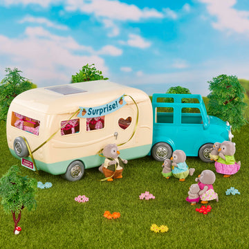 Li'l Woodzeez - 53 Pieces Happy Camper Playset with Moose Family, Detachable RV Trailer & Vehicle - Dollhouse Furniture & Accessories - Pretend Play