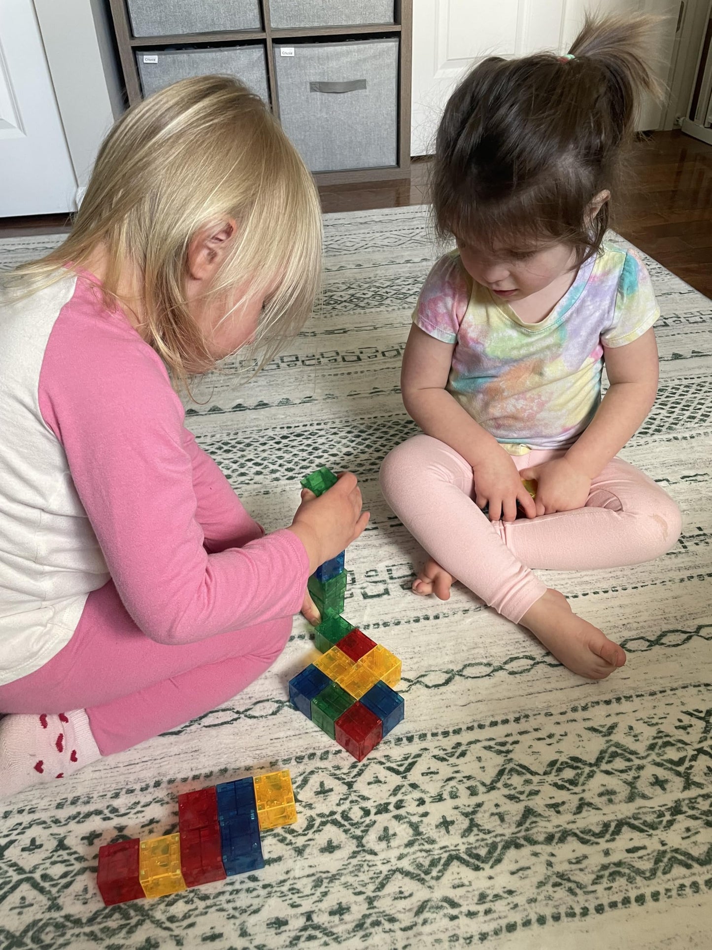 Crayola Bold Magnetic PIP Cubes, Mini Magnetic Blocks Playset, STEM & Montessori Building & Educational Toys for Kids, Travel Toys for Boys and Girls
