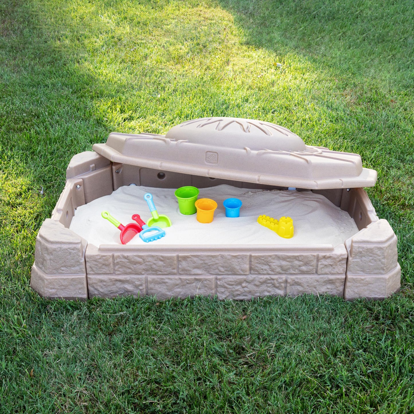 Step2 Naturally Playful Sandbox II, Kids Sand Activity Sensory Play Pit, Summer Outdoor Toys, 7 Piece Water Toy Accessories, for Toddlers 1+ Years Old