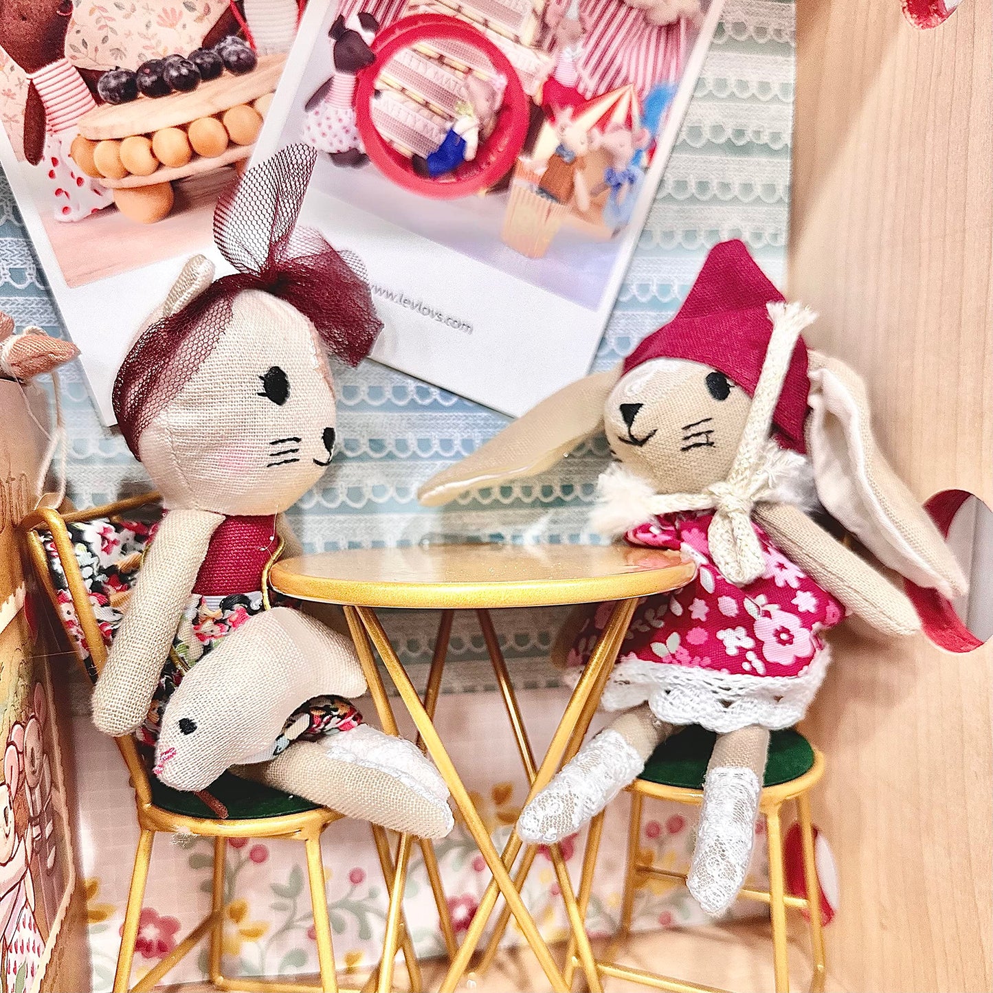 LEVLOVS Cat in shoebox with Mouse Purse Linen Doll